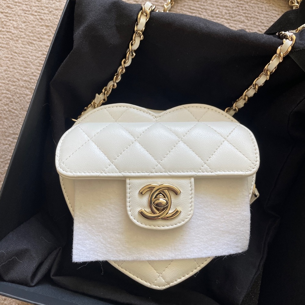 Chanel 22s lambskin cc in love heart clutch with chain white